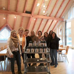 Das Helfer-Team (linkes Foto) freut sich über die neuen Kaffeekannen, die vom Erlös des Cafés am Brechplatz bezahlt worden sind. Auch bei der Veranstaltung am Sonntag sind die Stuhlreihen wieder voll gefüllt.  Fotos: privat/Kauffmann Foto: Schwarzwälder Bote