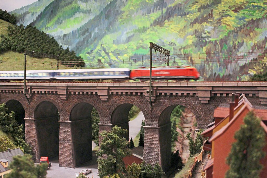 So genau wie möglich: Die Züge der Schwarzwald-Modellbahn passieren natürlich auch den Hornberger Viadukt, bevor sie den Bahnhof erreichen. Foto: Schwarzwälder Bote