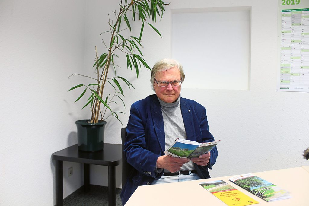 Klaus Schmidt, Vorsitzender der Ortsgruppe des Schwäbischen Albvereins, präsentiert das rund 70-seitige Programmheft. Foto: Pohl Foto: Schwarzwälder Bote