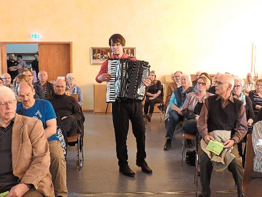 Das Akkordeonorchester zeigte sich in Bestform (kleines Bild),  Dirigent Nils Dannhauer spielt sich zur Bühne vor  Fotos: Paskal Foto: Schwarzwälder-Bote