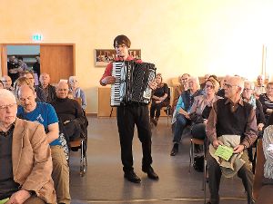 Das Akkordeonorchester zeigte sich in Bestform (kleines Bild),  Dirigent Nils Dannhauer spielt sich zur Bühne vor  Fotos: Paskal Foto: Schwarzwälder-Bote