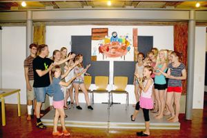 Die Kinder und Jugendlichen beschäftigen sich mit dem Thema Abendmahl. Ein Musical wird dazu aufgeführt. Foto: Steinmetz Foto: Schwarzwälder-Bote