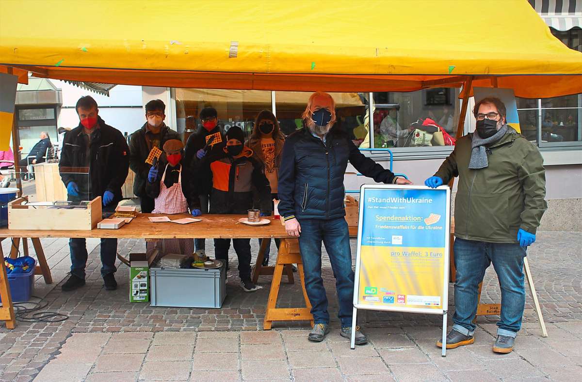 Mit dem Waffelverkauf hat das Aktionsbündnis rund 700 Euro für die Ukraine erlöst. Foto: Breisinger