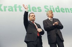 Kraft des Südens: Stefan Mappus (CDU) und Horst Seehofer (CSU) auf dem kleinen CSU-Parteitag in München  Foto: dpa