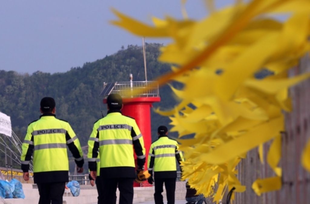 Die Suche nach noch über 100 vermissten Insassen der Unglücksfähre von Südkorea kommt wegen der stärker werdenden Strömung und schlechter Sicht nur mühsam voran.  Foto: dpa