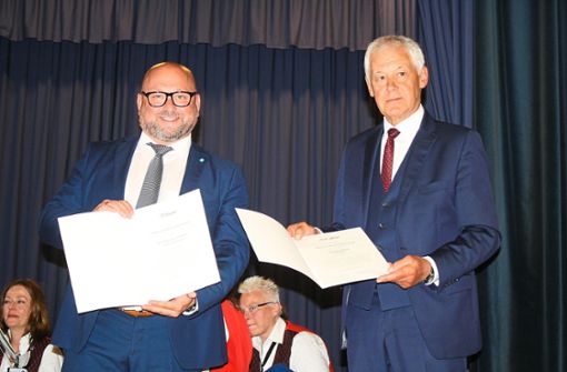 Symbolisch unterzeichneten die Bürgermeister Roberto Chiari und Daniel Lenoir die Urkunde der Städtepartnerschaft erneut. Foto: Biermayer