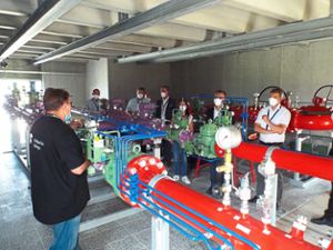 Hilmar Tettenborn (links), Ingenieur bei den Stadtwerken Balingen, erklärt den interessierten Besuchern das technische Innenleben der neugebauten Erdgasübergabestation. Foto: Schnurr