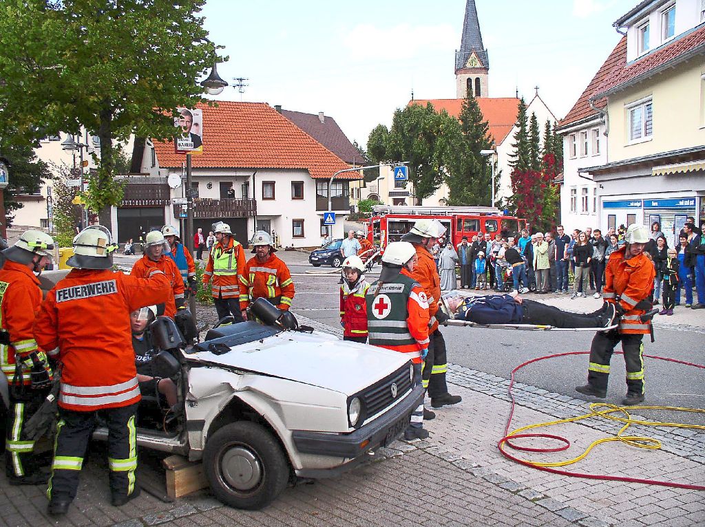 Auf das Interesse der Bevölkerung ist die Hauptübung der Obernheimer Feuerwehr gestoßen. Die Zuschauer verfolgten den Einsatz aufmerksam. Fotos: Hoffmann