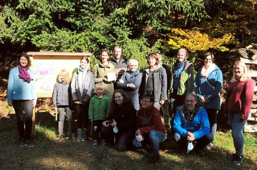 Den neuen Schmetterlingspfad in Tennenbronn hat die Umweltgruppe des BUND eingeweiht. Dabei waren Oberbürgermeisterin Dorothee Eisenlohr, aber auch Julia Kiefer von der Leader-Regionalstelle. Foto: Ziechaus