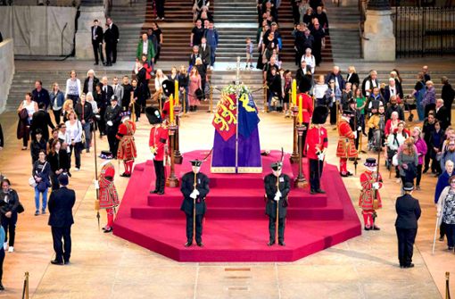 Die Briten stehen in der Westminster Hall Schlange, um sich von ihrer Königin zu verabschieden. Foto: AFP/Yui Mok
