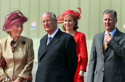 Die belgische Königin Paola (ganz links) hatte ein Leben mit vielen Tiefpunkten. Hier ein Foto aus dem Jahr 2006 mit ihrem Mann Albert, der Schwiegertochter Mathilde und dem heutigen König  Philippe. Foto: dpa/Eric Lalmand