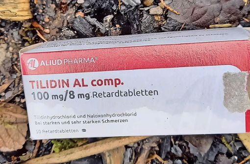 Eine leere Tablettenschachtel liegt auf dem Gelände. Tilidin ist ein starkes Schmerzmittel, das in der Szene auch als Rauschmittel verwendet wird. Foto: Anita Reichart