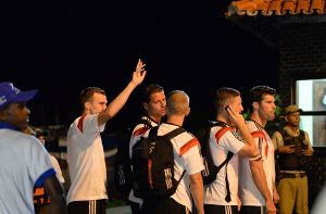 Die Spieler des deutschen Teams verlassen die Fähre in Santa Cruz Cabralia. Die DFB-Elf hat sich am Donnerstagabend auf den Weg nach Fortaleza gemacht. Foto: dpa