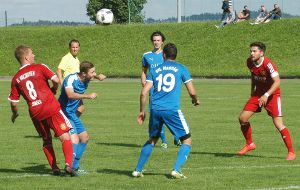 Im Kräftemessen der Topteams hatte der VfL Nagold gegen den FC Holzhausen die Nase vorn. Foto: Heidepriem