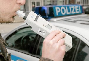 Mit fast drei Promille Alkohol im Blut hat die Polizei einen 56-jährigen Autofahrer in Wendlingen erwischt. (Symbolbild) Foto: Archiv
