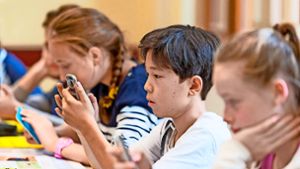 Können zu viel Aufmerksamkeit auf sich ziehen: Smartphones in der Schule. Foto: Seger