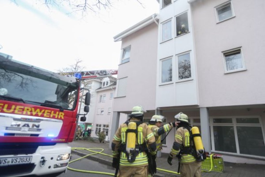 Ein Kellerbrand in einem Mehrfamilienhaus in Schwenningen hat am Montagnachmittag für einen Großeinsatz der Rettungskräfte gesorgt. Sieben Menschen mussten gerettet werden, eine Person wurde verletzt.