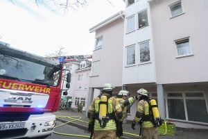 Ein Kellerbrand in einem Mehrfamilienhaus in Schwenningen hat am Montagnachmittag für einen Großeinsatz der Rettungskräfte gesorgt. Sieben Menschen mussten gerettet werden, eine Person wurde verletzt. Foto: Marc Eich