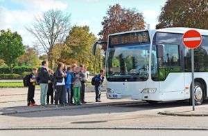 Schüler steigen in einen Bus in Horb ein. Doch im kommenden Schuljahr könnte es zu Problemen bei der Schülerbeförderung kommen. Foto: Maria Hopp