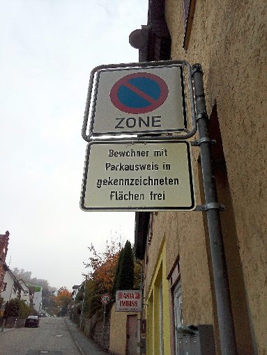 Die Stadt hat reagiert: Neue Schilder regeln das parken in der Langen Steige in Calw. Foto: Klormann