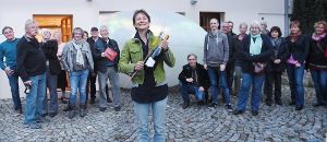 Sie lässt noch einmal die Korken knallen: Monika Golla, die frischen Wind in die städtische Kunststzene gebracht hat. Jetzt zieht sie weiter. Fotos: Hopp Foto: Schwarzwälder-Bote