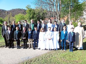 Kinder aus Salmendingen, Melchingen, Ringingen, Stetten und Hörschwag feiern die Erstkommunion. Foto: Pfister