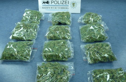 Bei den Durchsuchungen wurde unter anderem Marihuana gefunden. (Symbolfoto) Foto: Polizei
