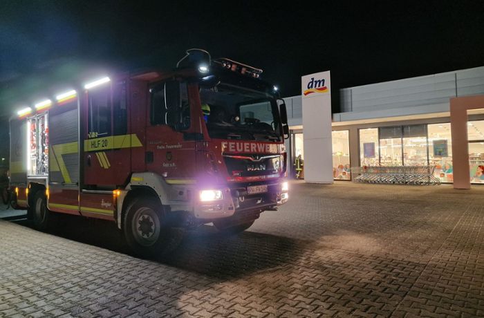 Feuerwehreinsatz in Sulz: Scheibe an dm-Drogeriemarkt von Unbekannten eingeschlagen