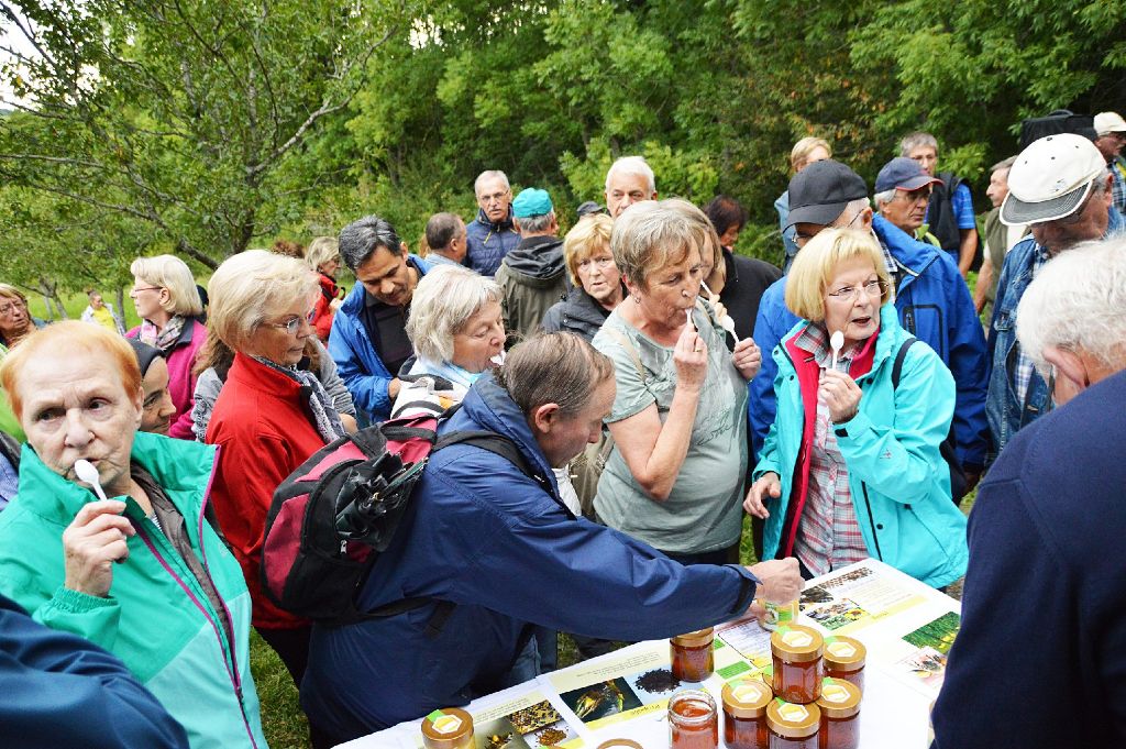 Hmm, das schmeckt: Gerne haben die Teilnehmer der letzten Ferienwanderung vom leckeren Honig genascht. Fotos: Lissy Foto: Schwarzwälder-Bote