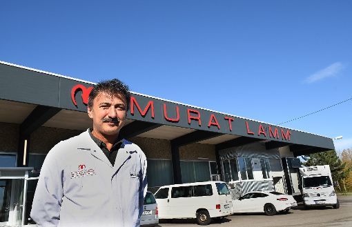 Murat Lamm-Chef Mevlüt Kabalar wehrt sich gegen den Schächtungs-Vorwurf und will nun anzeige erstatten. Foto: Hopp