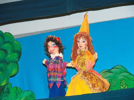 Die kleinen  Zuschauer fiebern beim Auftritt der Freiburger Puppenbühne mit  Kasperle und der Prinzessin  mit. Foto: Schwarzwälder Bote