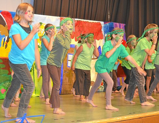 Gelungene Aufführung: Die Mühlheimer Grundschüler singen und tanzen auf dem Bühne.  Foto: Heidepriem Foto: Schwarzwälder-Bote