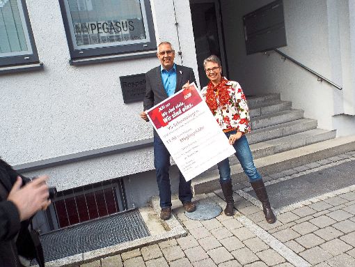 Sie werben für die Maikundgebung des DGB in Schwenningen: Thomas Bleile und Anja Lüders. Foto: Taschareck Foto: Schwarzwälder-Bote