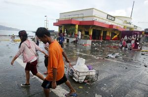 Die Menschen in der Krisenregion auf den Philippinen brauchen nach dem verheerenden Taifun Haiyan dringend Hilfe. Foto: dpa