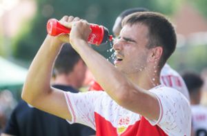 Willkommene Abkühlung: VfB-Neuzugang Jovan Milosevic in einer Trinkpause während des Testspiels am Sonntag in Schwäbisch Hall. Foto: Baumann