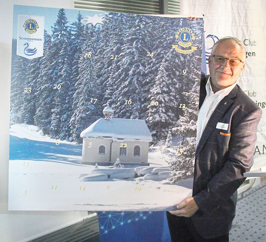 Hansjörg Zimmermann präsentiert die neue Ausgabe des ­Adventskalenders.  Foto: Schimkat Foto: Schwarzwälder Bote
