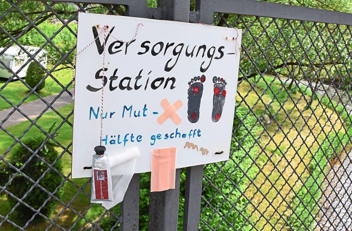 Kurioses in Schiltach: Sch(m)erzhafter Weg – Bahnhofsbrücke wird zu Barfußpfad