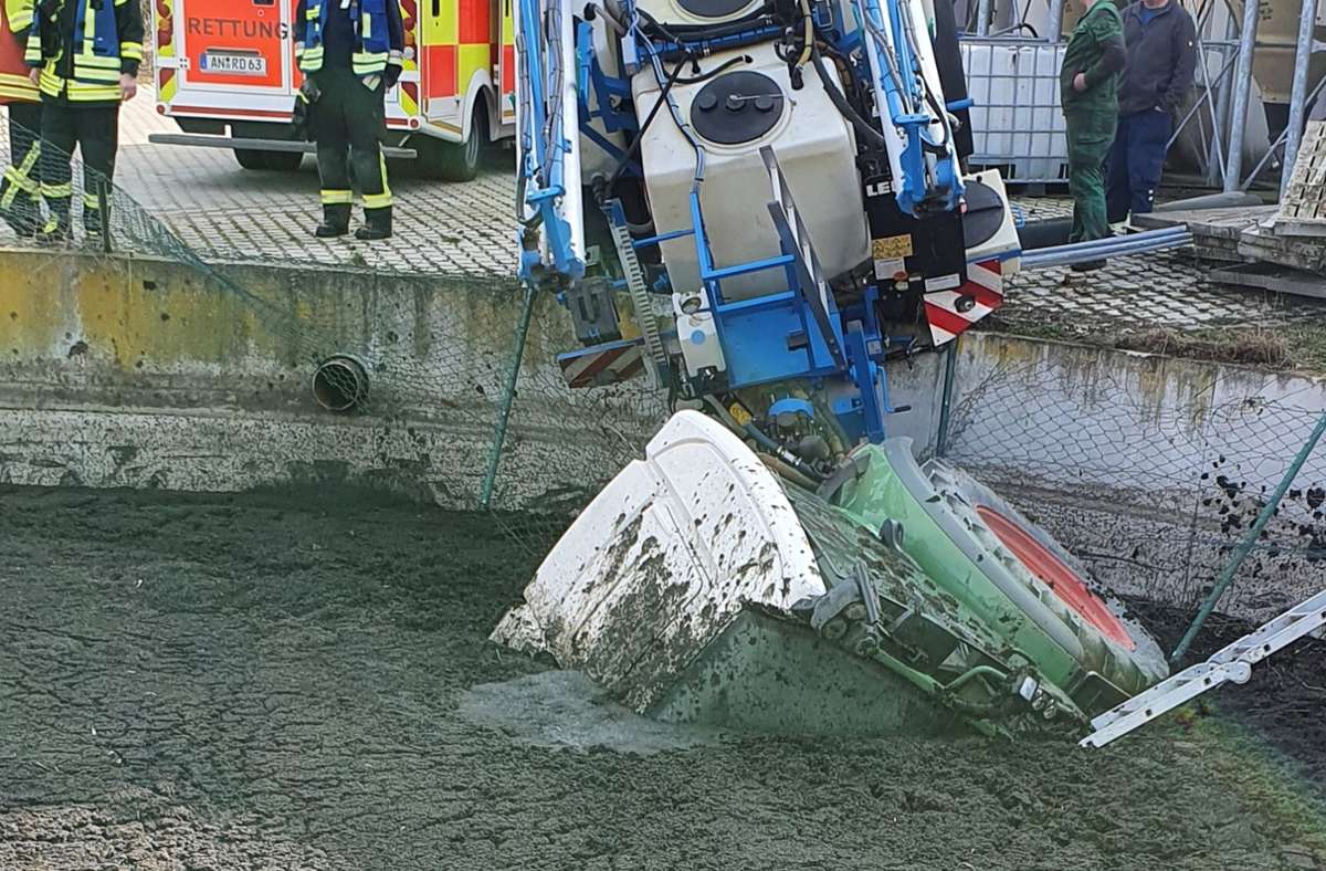 Unfall in Bayern: Dreijähriger stürzt mit Traktor in Güllegrube