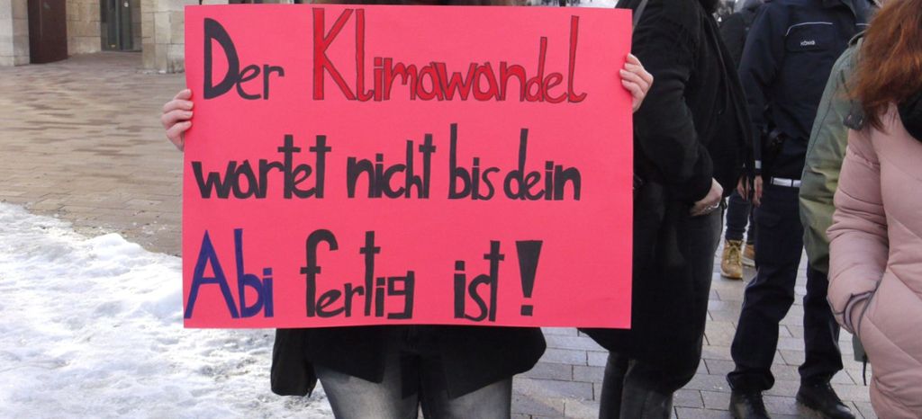 Mit bunten Plakaten machen die Schülerinnen und Schüler auf sich aufmerksam in Albstadt-Ebingen.