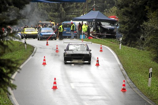 Die Rennfahrer düsen auf der Strecke zwischen Schonach und Schönwald an den Pylonen vorbei. Foto: Eberl Foto: Schwarzwälder-Bote