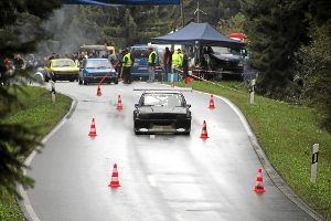 Die Rennfahrer düsen auf der Strecke zwischen Schonach und Schönwald an den Pylonen vorbei. Foto: Eberl Foto: Schwarzwälder-Bote