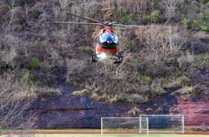 Per Hubschrauber wurden Notarzt und Rettungssanitäterin nach Schramberg gebracht. Die medizinisch versorgte Person wurde anschließend im Rettungswagen in eine Klinik gefahren. Foto: Wegner