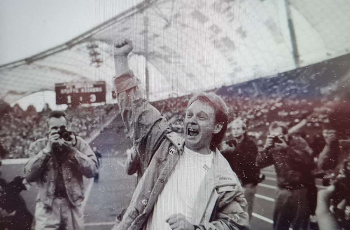 Rainer Zobel bejubelt den denkwürdigen Sieg der Stuttgarter Kickers beim FC Bayern  München am 5. Oktober 1991. Foto: Baumann/Pressefoto Baumann