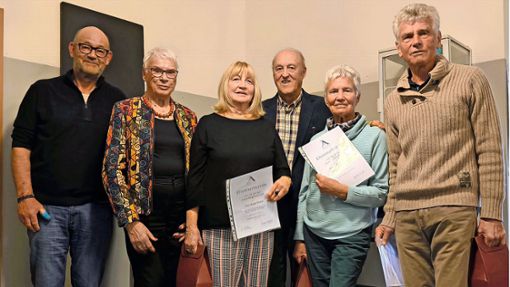 Für  30 Jahre Mitgliedschaft im Verein wurden geehrt (von links):  Horst Braun, Irma Enz, Margit Hinkel, Hans-Jörg Hinkel, Irmgard Saathoff und Hans-Jürgen Saathoff. Foto: Saskia Weegels