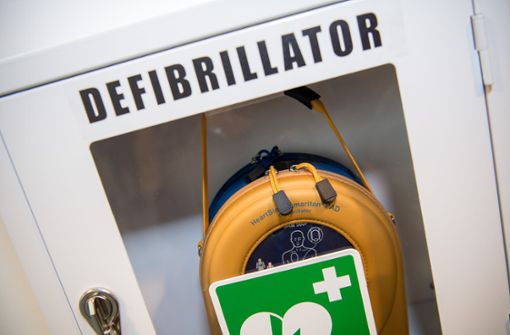 Überlebenswichtig: der Defibrillator. Alle Sportvereine sollten über so ein Gerät verfügen. Foto: Peter Kneffel/dpa