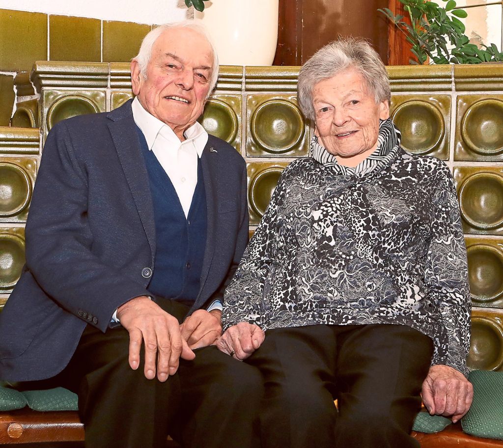 Zwei die sich verstehen: Adolf Huchler und Erna Schlatter aus Allmendshofen, die am 28. Februar ihren 95. Geburtstag feierte. Hier sind sie bei der Feier vor fünf Wochen zu sehen.