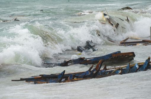 Das an einem Felsen zerschellte Holzboot der Geflüchteten Foto: dpa/Antonino Durso