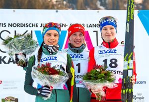 Anna Jäkle (links) freut sich bei der Blumenzeremonie über ihren zweiten Platz. Den ersten Rang holte sich Teamkollegin Jenny Nowak,  Anastasia Goncharova (rechts) kam auf Rang drei.   Foto: JWM