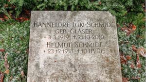 Unbekannte beschmieren Grab von Helmut Schmidt mit Hakenkreuzen