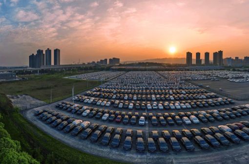 Am Umschlagplatz in der  chinesischen Stadt Chongqing warten Autos chinesischer Hersteller auf ihre Auslieferung. Foto: imago/View Stock